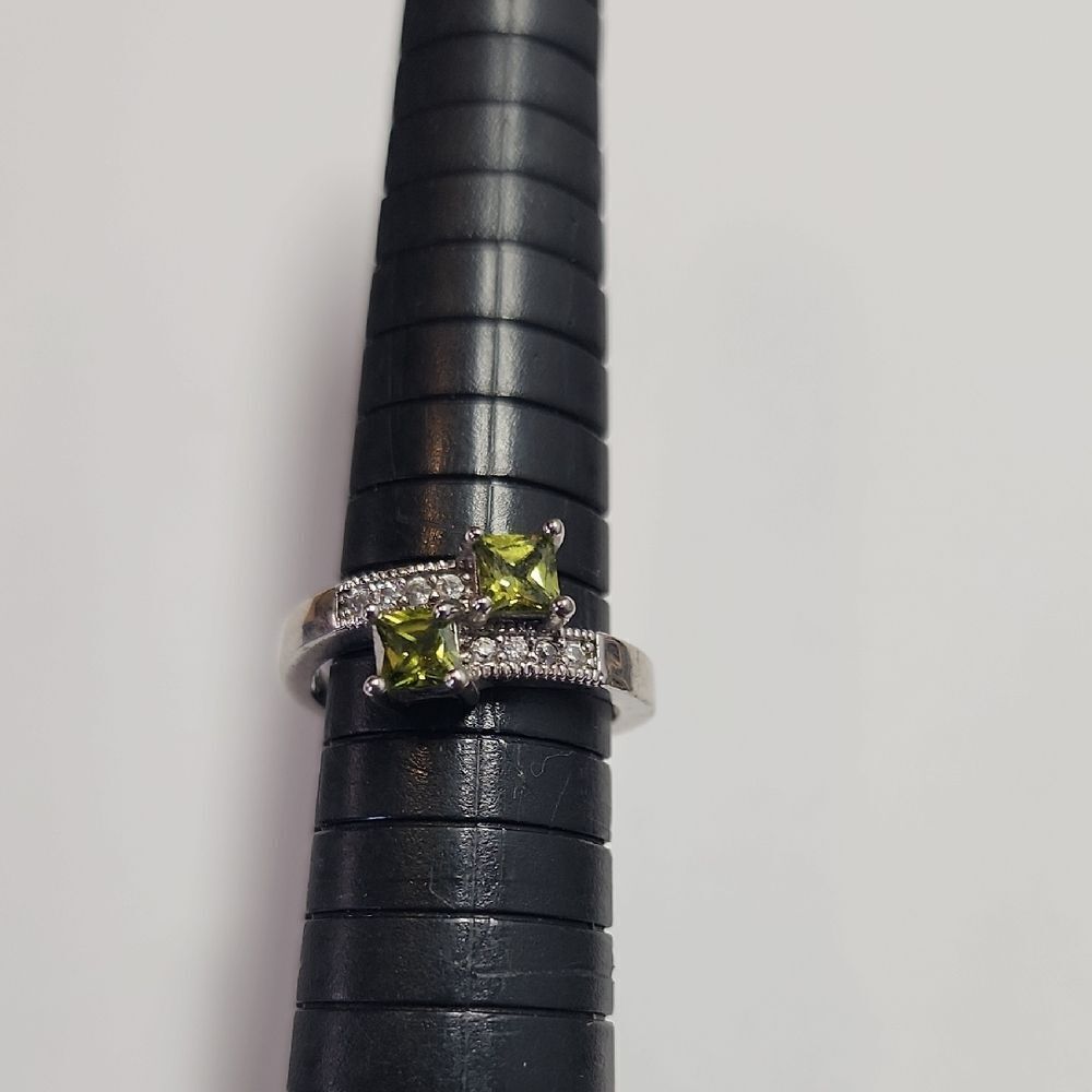 Elegant Silver Plated and Green Glass Gemstone Ring Size 6.75